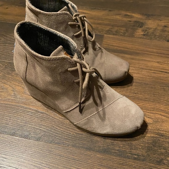 Tom’s Desert Wedge Suede Lace Up Boot. - Picture 2 of 4